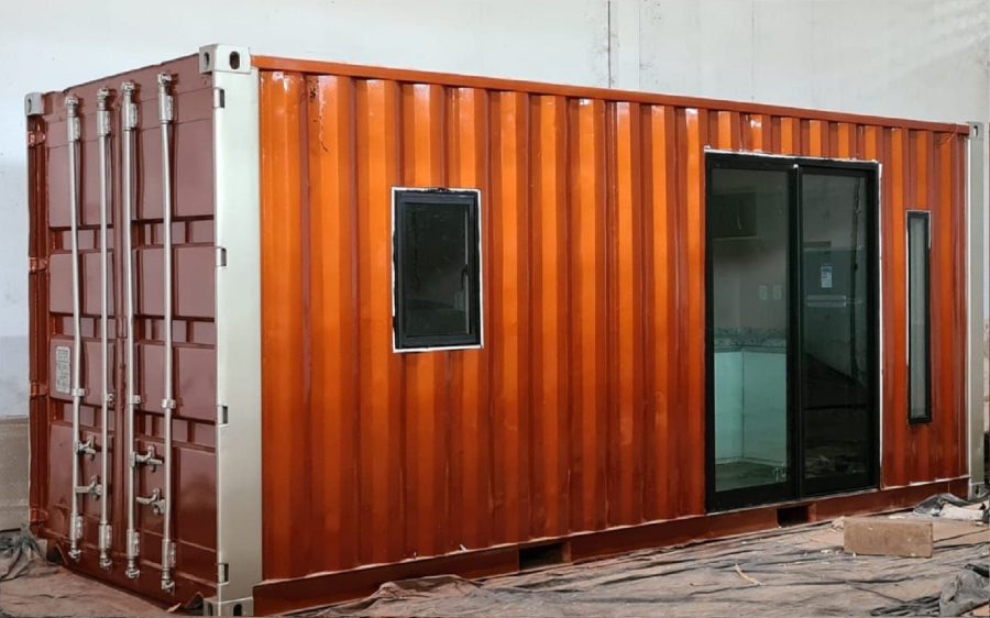 casa container 39 Projeto container Studio em container 20 pés completo quarto com armários, wc com revestimento em porcelanato e armário, cozinha completa, bancada em granito, cooktop, micro-ondas, geladeira e armários.